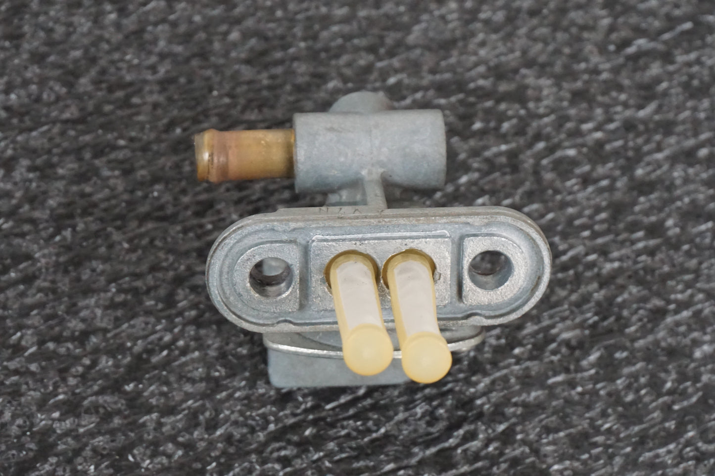 Baksidan på Bensinkran från en Yamaha XVS 1300 -2008 motorcykel.