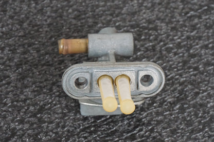 Baksidan på Bensinkran från en Yamaha XVS 1300 -2008 motorcykel.