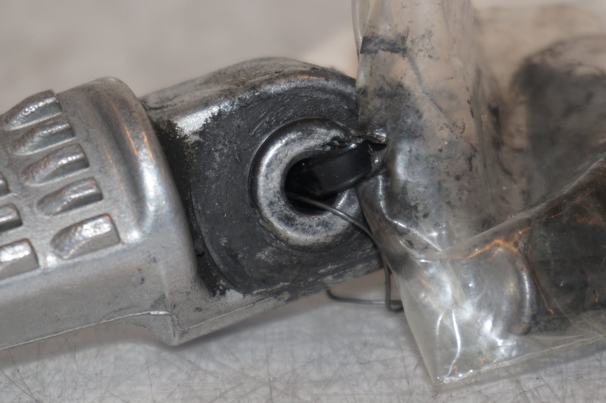 Snett uppifrån på <p>Fotpinne höger bak från Kawasaki Z 900 2017.</p>

<p>Okej skick.</p> motorcykel.