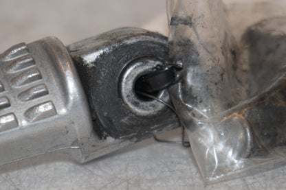 Snett uppifrån på <p>Fotpinne höger bak från Kawasaki Z 900 2017.</p>

<p>Okej skick.</p> motorcykel.