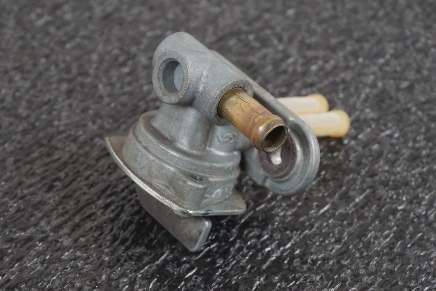 Höger sida på Bensinkran från en Yamaha XVS 1300 -2008 motorcykel.