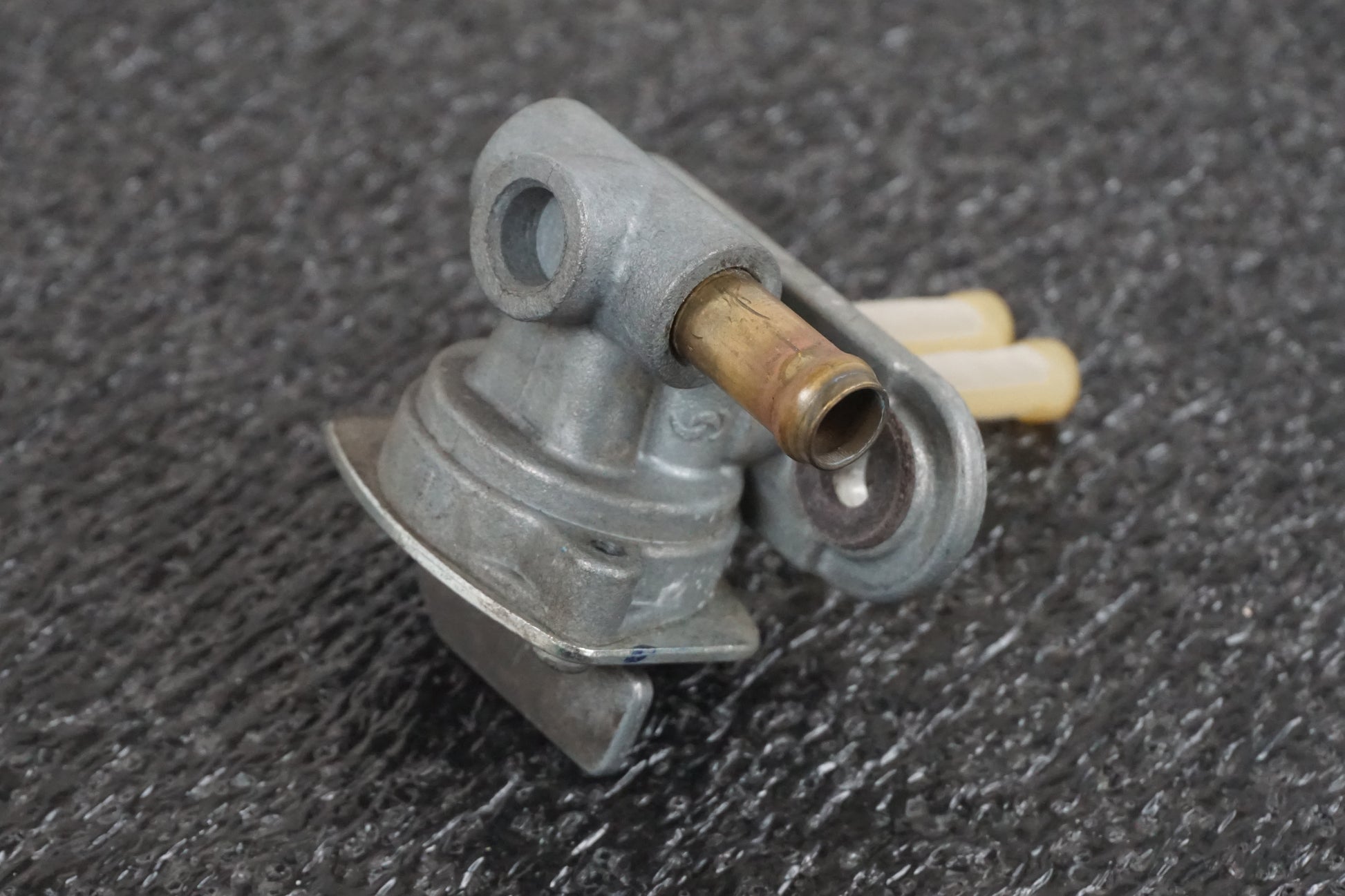 Höger sida på Bensinkran från en Yamaha XVS 1300 -2008 motorcykel.