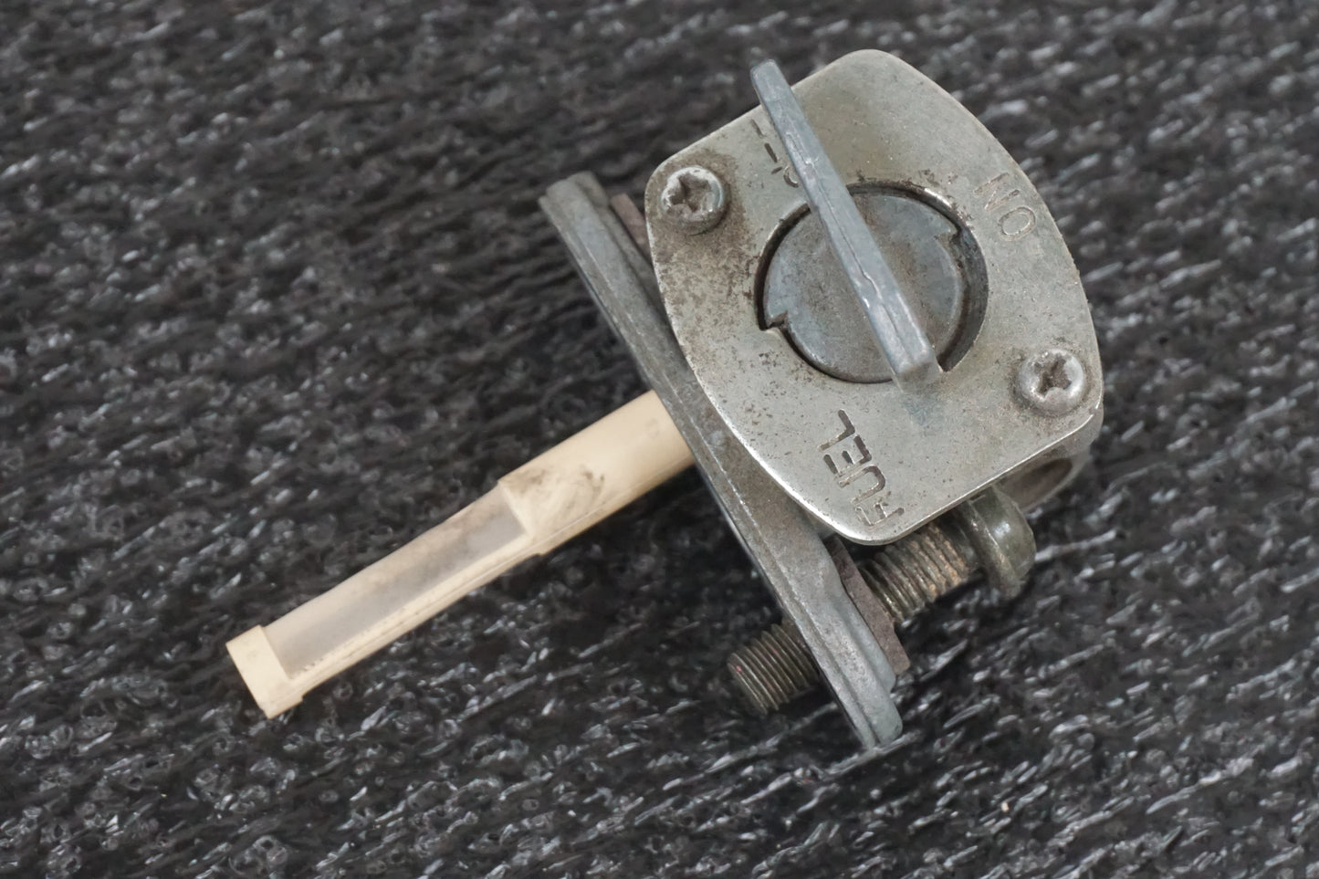 Framsidan på Bensinkran från en Yamaha FZ-S 600 -1998 motorcykel.