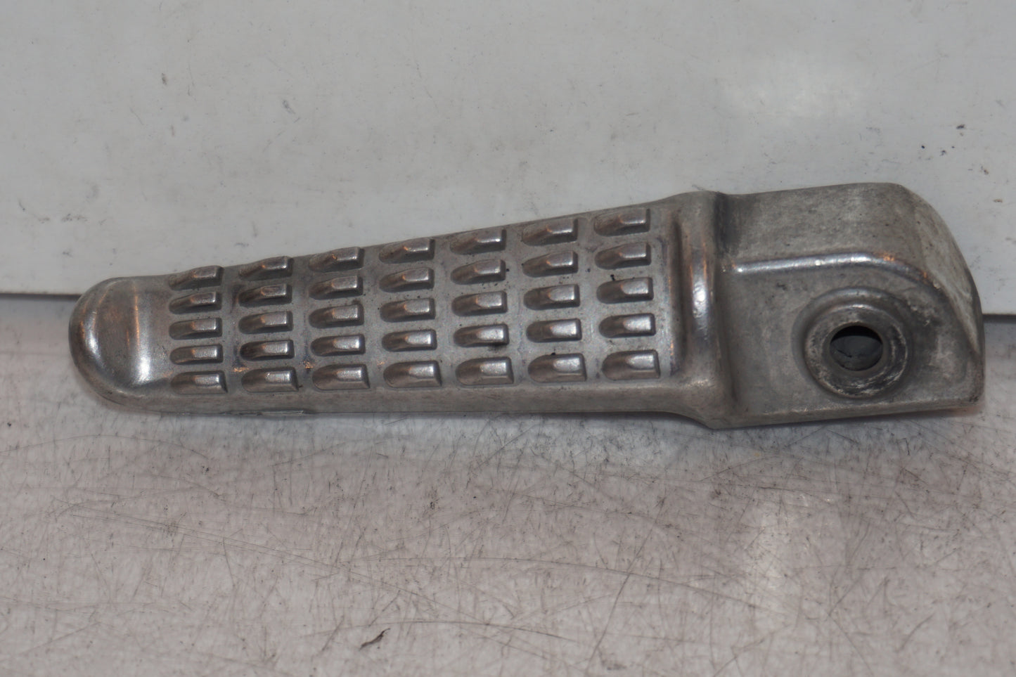 Framsidan på Fotpinne från en Kawasaki ZZR 1200 -2002 motorcykel.