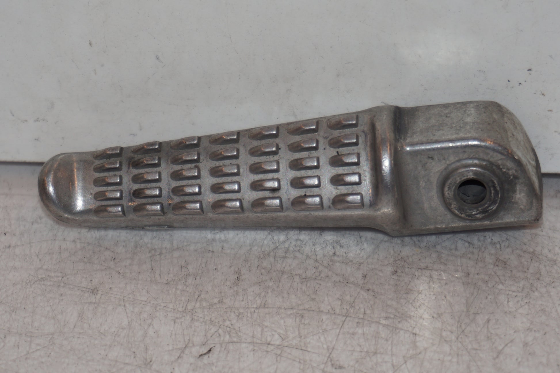 Framsidan på Fotpinne från en Kawasaki ZZR 1200 -2002 motorcykel.