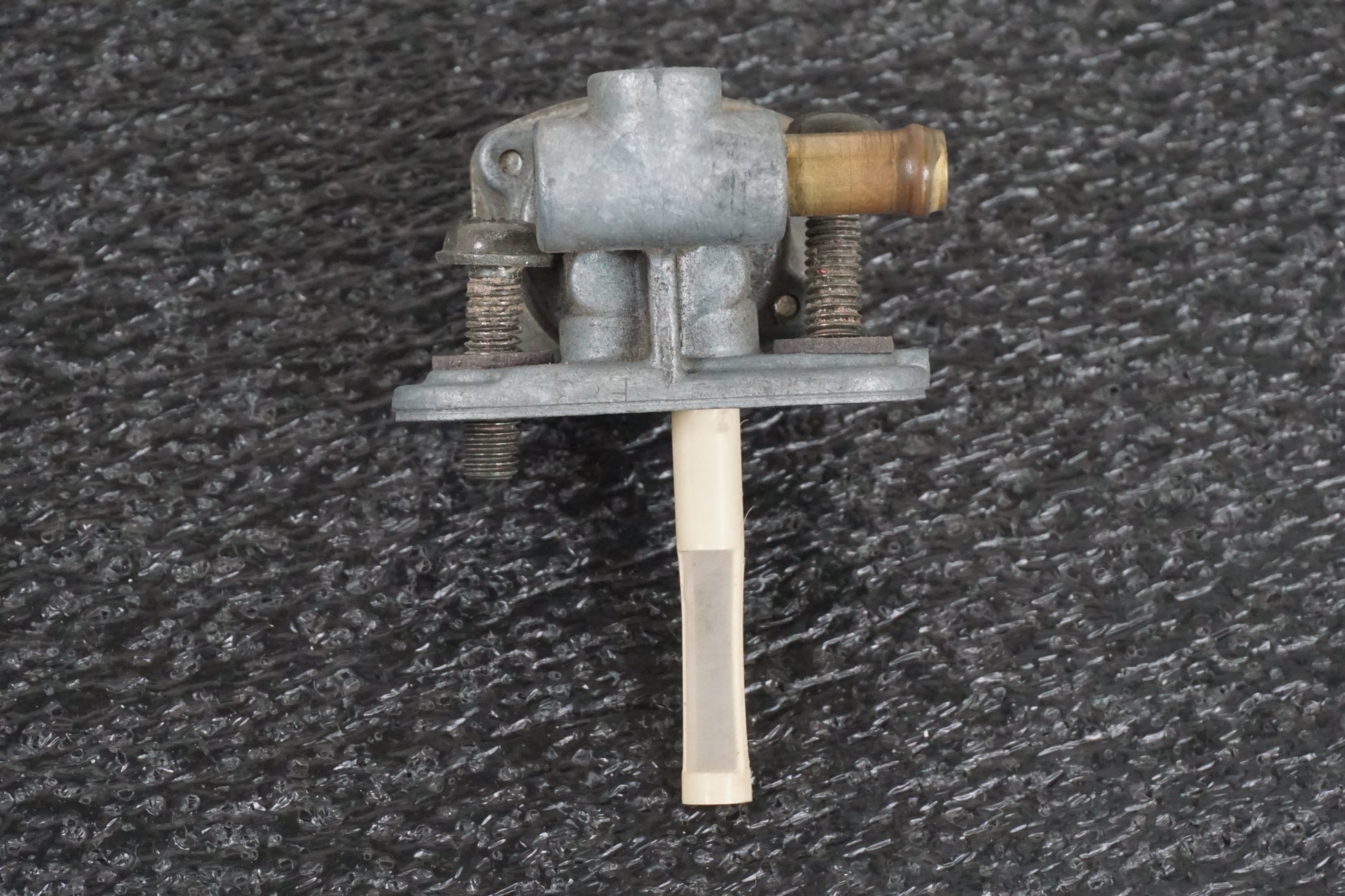 Baksidan på Bensinkran från en Yamaha FZ-S 600 -1998 motorcykel.