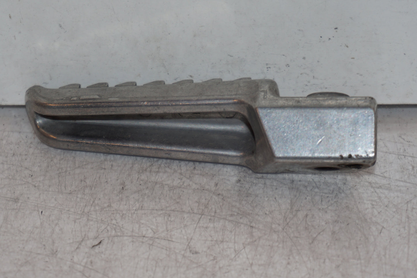 Baksidan på Fotpinne från en Kawasaki ZZR 1200 -2002 motorcykel.