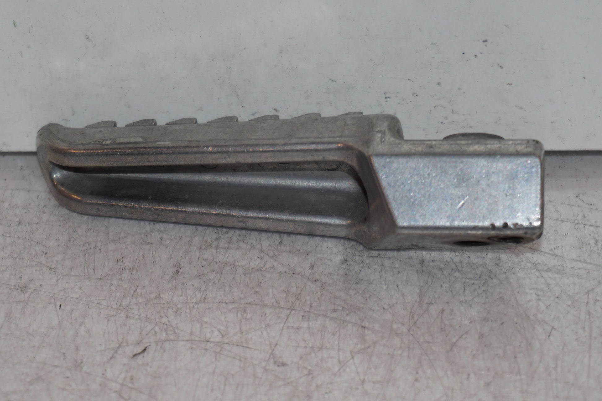 Baksidan på Fotpinne från en Kawasaki ZZR 1200 -2002 motorcykel.