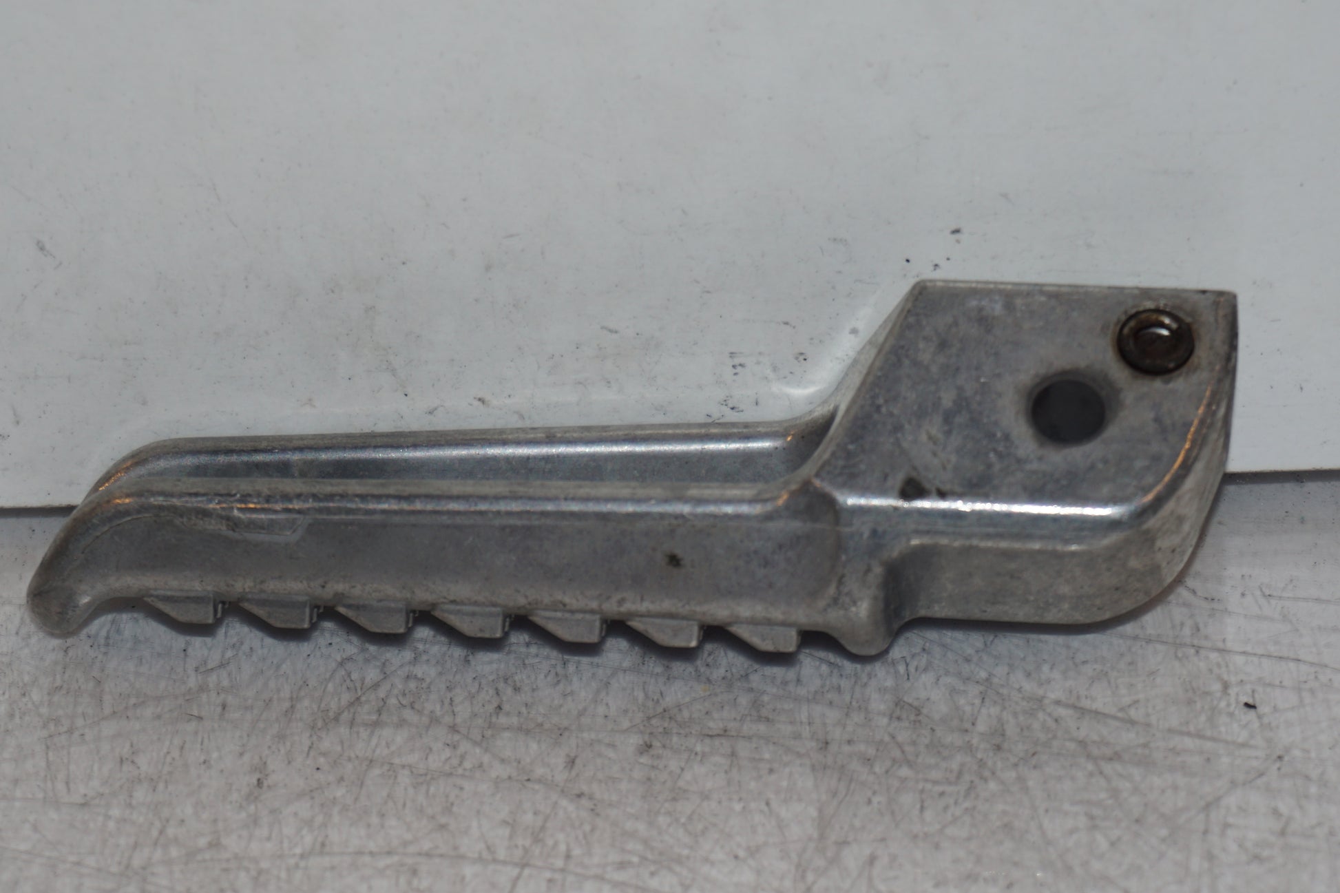 Höger sida på Fotpinne från en Kawasaki ZZR 1200 -2002 motorcykel.