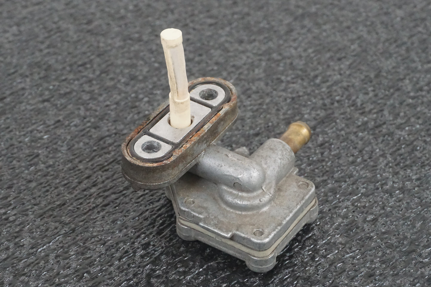 Framsidan på Bensinkran från en Yamaha BT 1100 -2004 motorcykel.