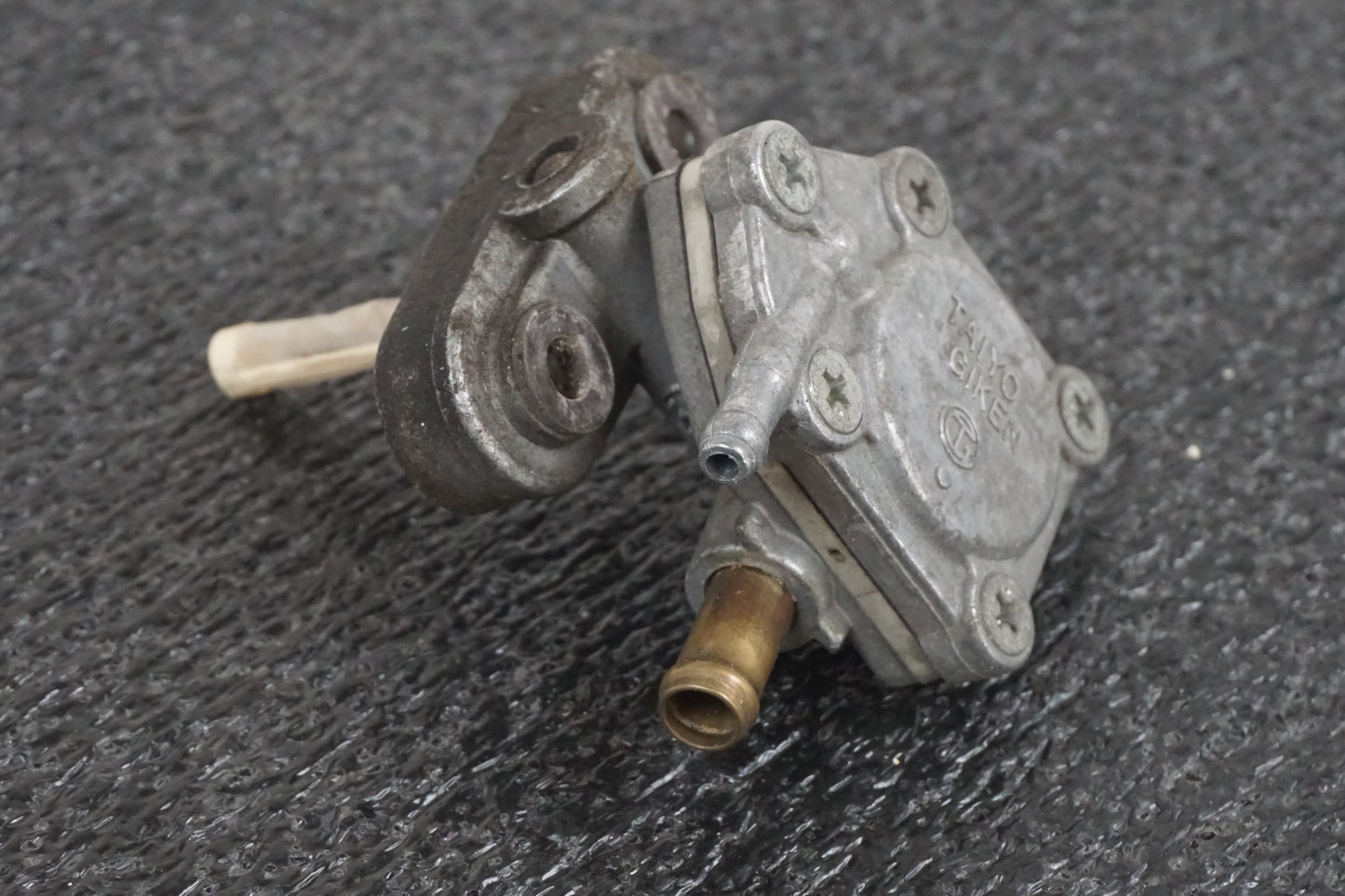 Baksidan på Bensinkran från en Yamaha BT 1100 -2004 motorcykel.