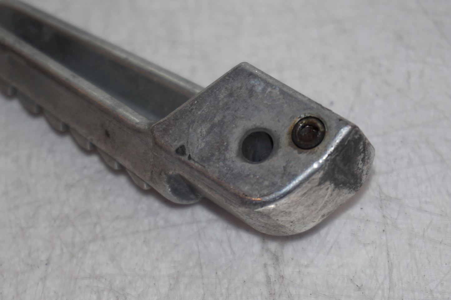 Snett nerifrån på Fotpinne från en Kawasaki ZZR 1200 -2002 motorcykel.