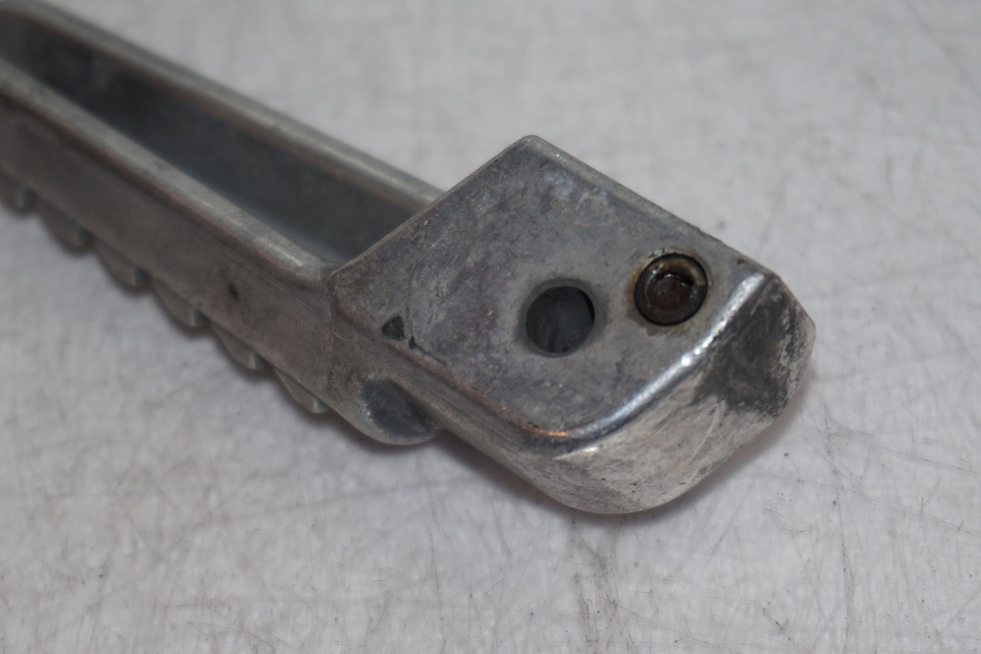 Snett nerifrån på Fotpinne från en Kawasaki ZZR 1200 -2002 motorcykel.