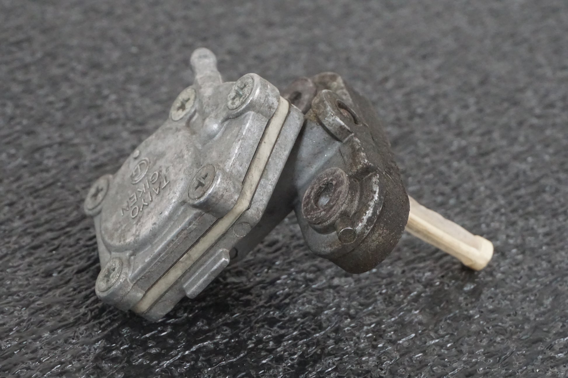 Höger sida på Bensinkran från en Yamaha BT 1100 -2004 motorcykel.