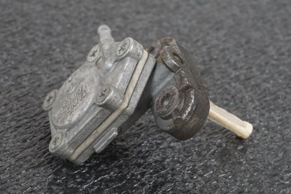 Höger sida på Bensinkran från en Yamaha BT 1100 -2004 motorcykel.