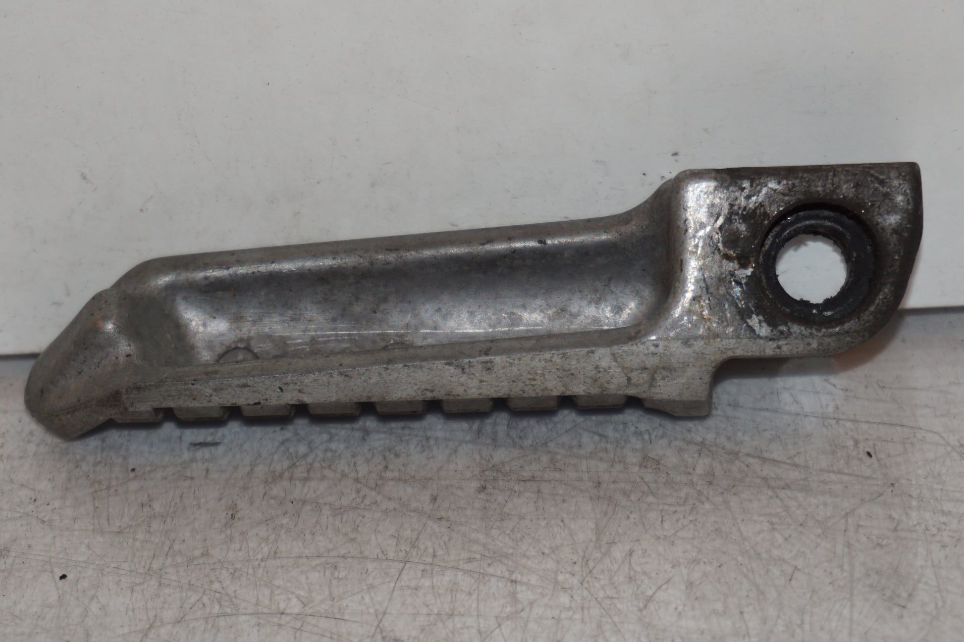 Höger sida på Fotpinne från en Kawasaki ZZR 1100 -1998 motorcykel.