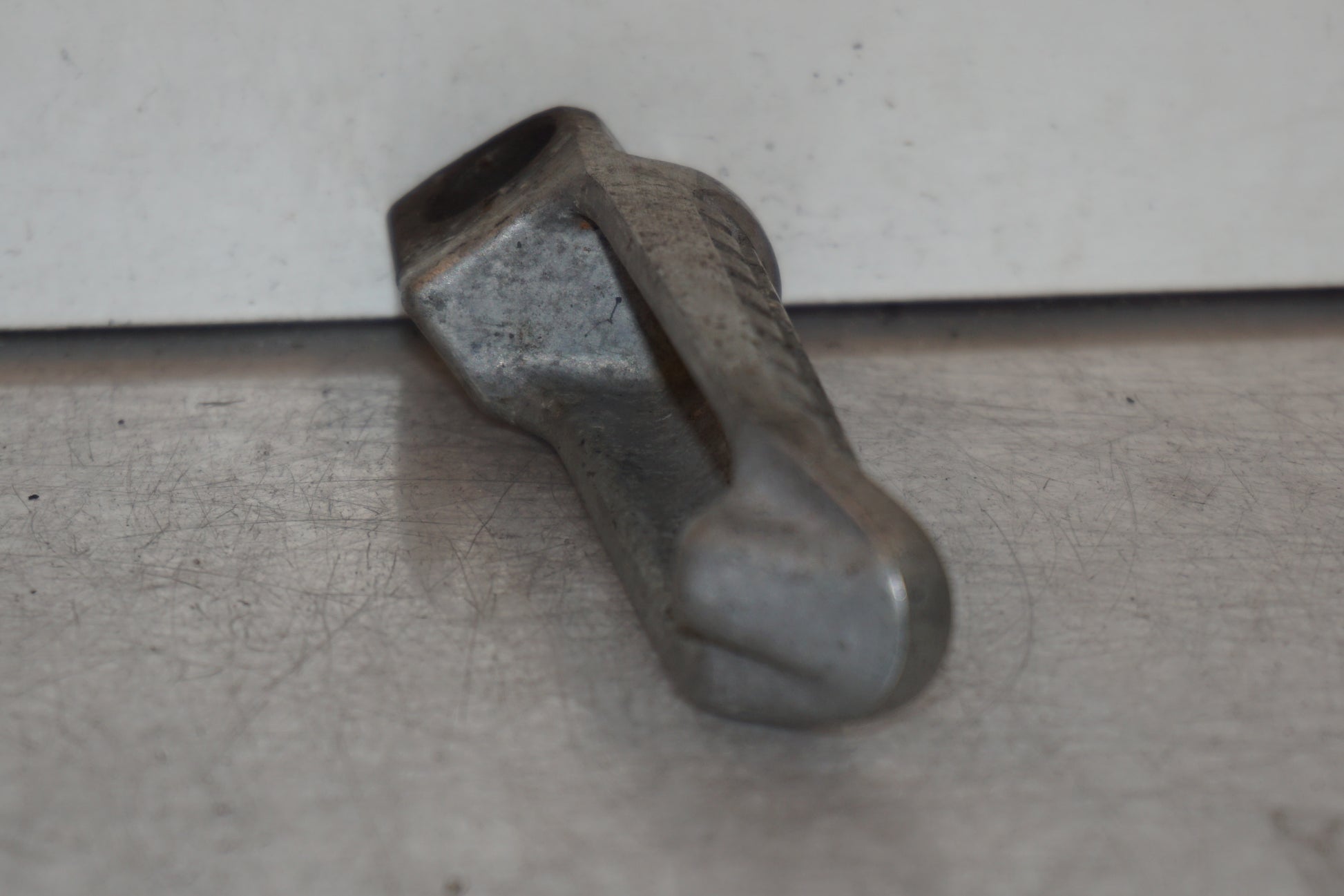 Vänster sida på Fotpinne från en Kawasaki ZZR 1100 -1998 motorcykel.