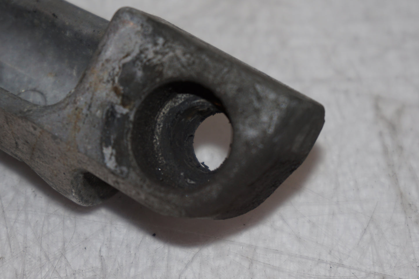 Snett nerifrån på Fotpinne från en Kawasaki ZZR 1100 -1998 motorcykel.