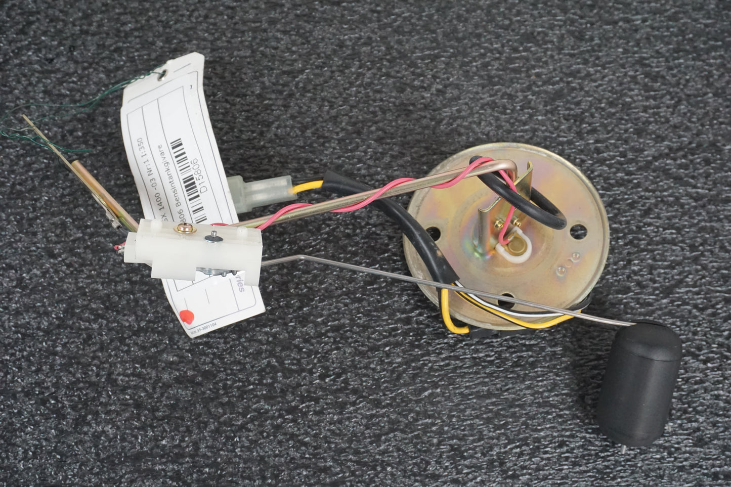 Vänster sida på Bensintankgivare från en Suzuki GSX 1400 -2003 motorcykel.