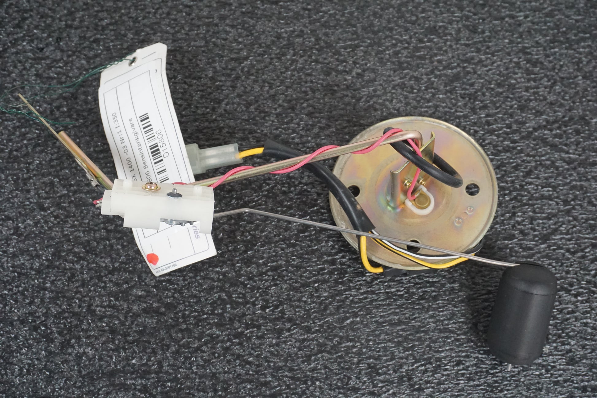 Vänster sida på Bensintankgivare från en Suzuki GSX 1400 -2003 motorcykel.