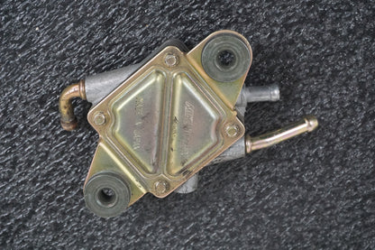 Framsidan på Bensinpump förgasare från en Suzuki VL 800 -2004 motorcykel.