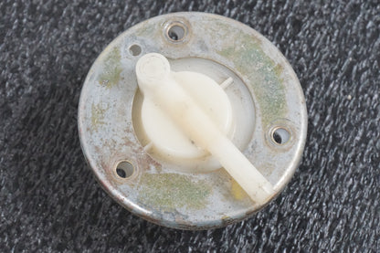 Framsidan på Bensintanksavluftare från en Suzuki VL 1500 -1998 motorcykel.