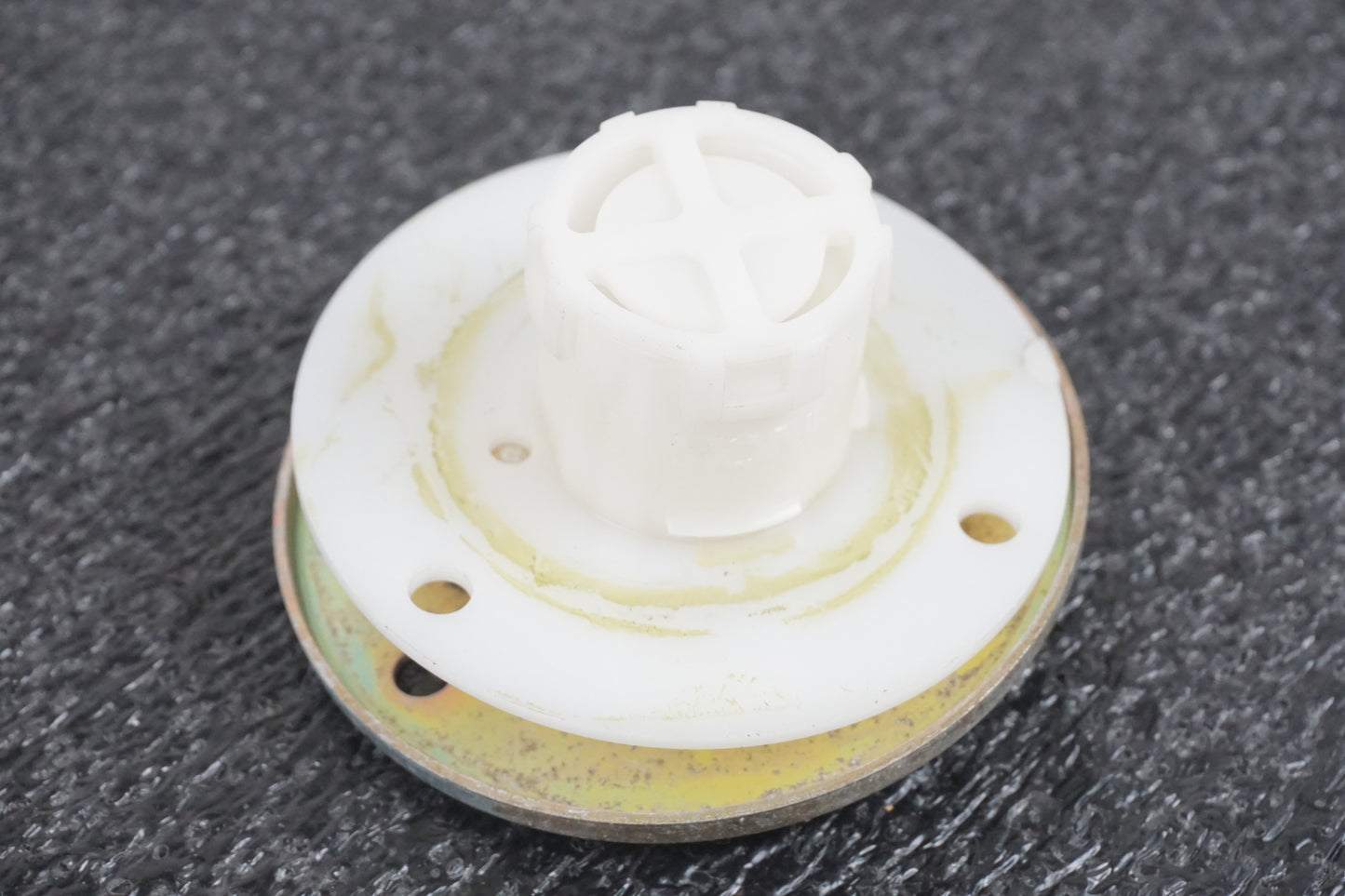 Baksidan på Bensintanksavluftare från en Suzuki VL 1500 -1998 motorcykel.