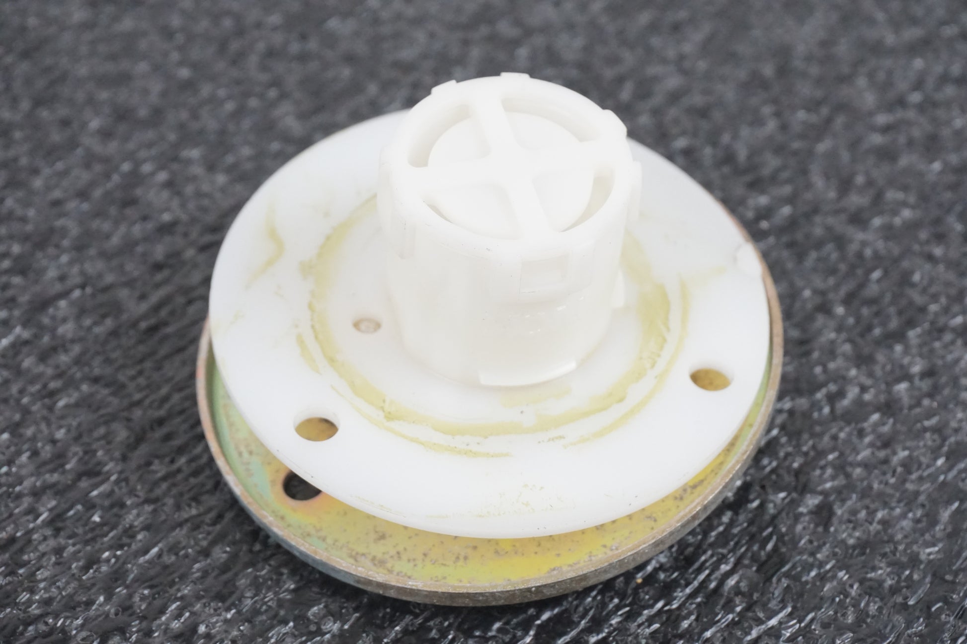 Baksidan på Bensintanksavluftare från en Suzuki VL 1500 -1998 motorcykel.