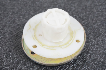 Baksidan på Bensintanksavluftare från en Suzuki VL 1500 -1998 motorcykel.