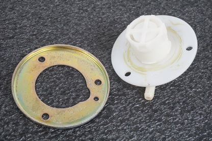 Höger sida på Bensintanksavluftare från en Suzuki VL 1500 -1998 motorcykel.