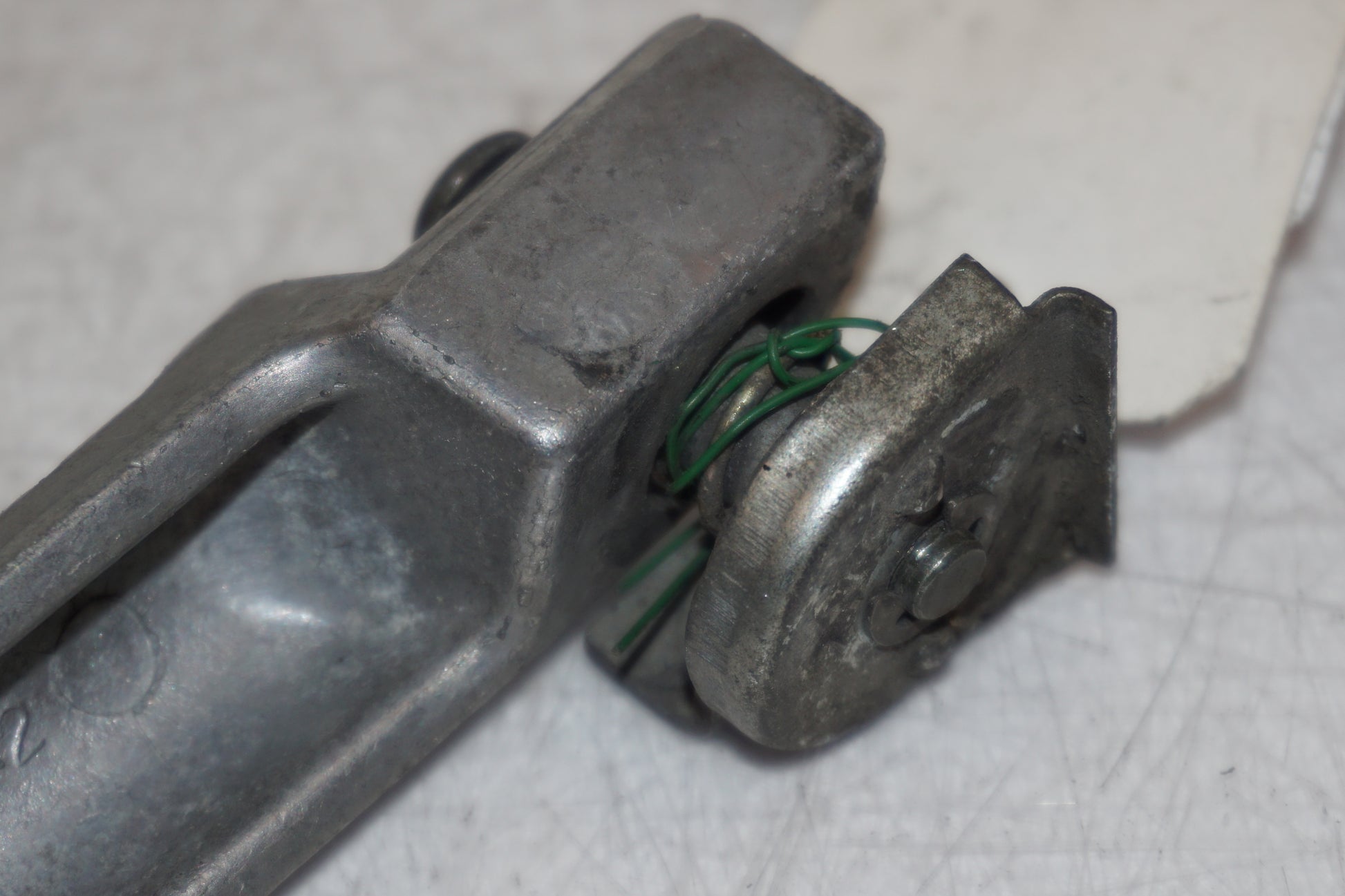 Snett nerifrån på Fotpinne från en Kawasaki ZZR 1100 -1991 motorcykel.