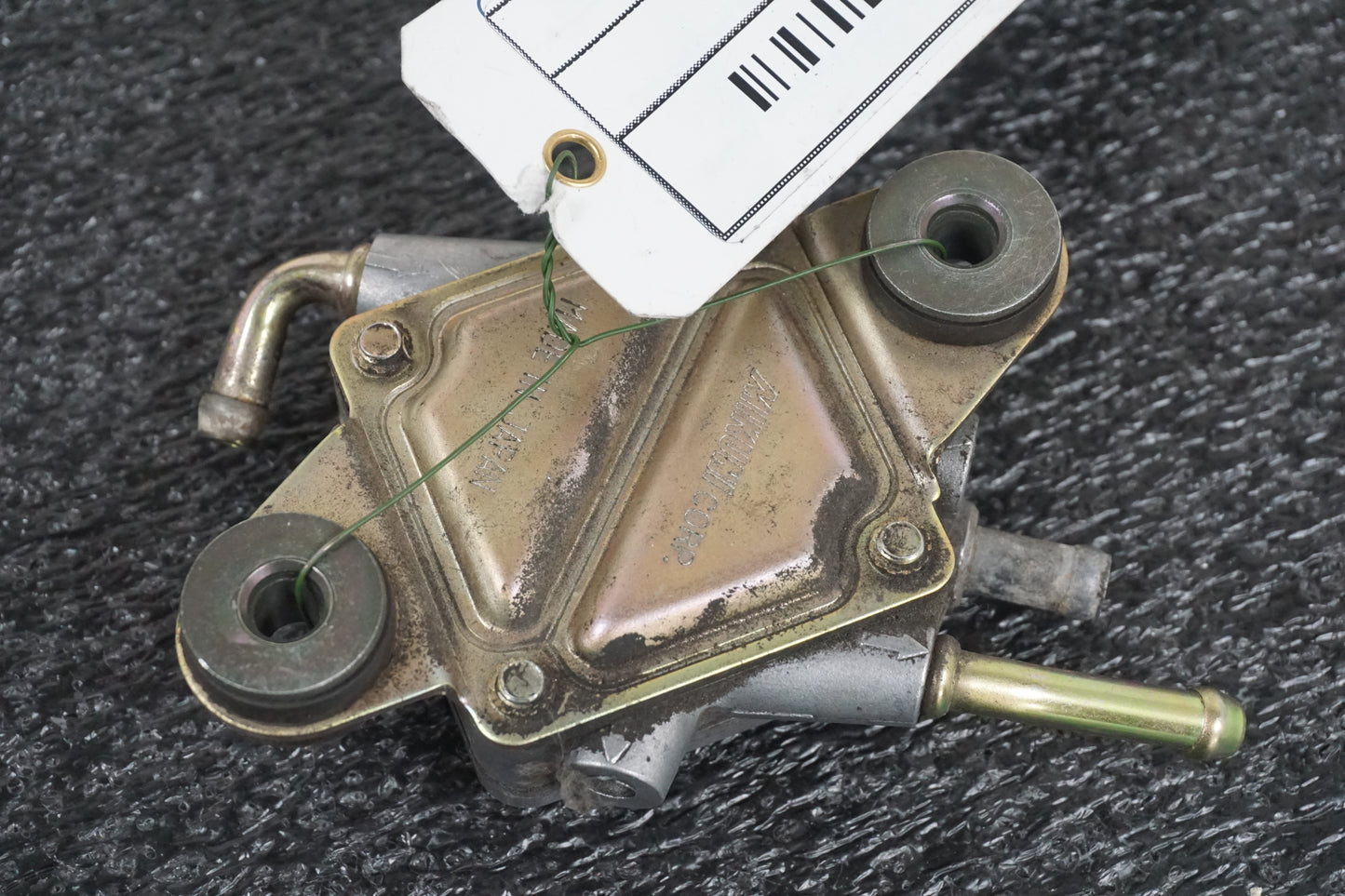 Framsidan på Bensinpump förgasare från en Suzuki VL 800 -2001 motorcykel.