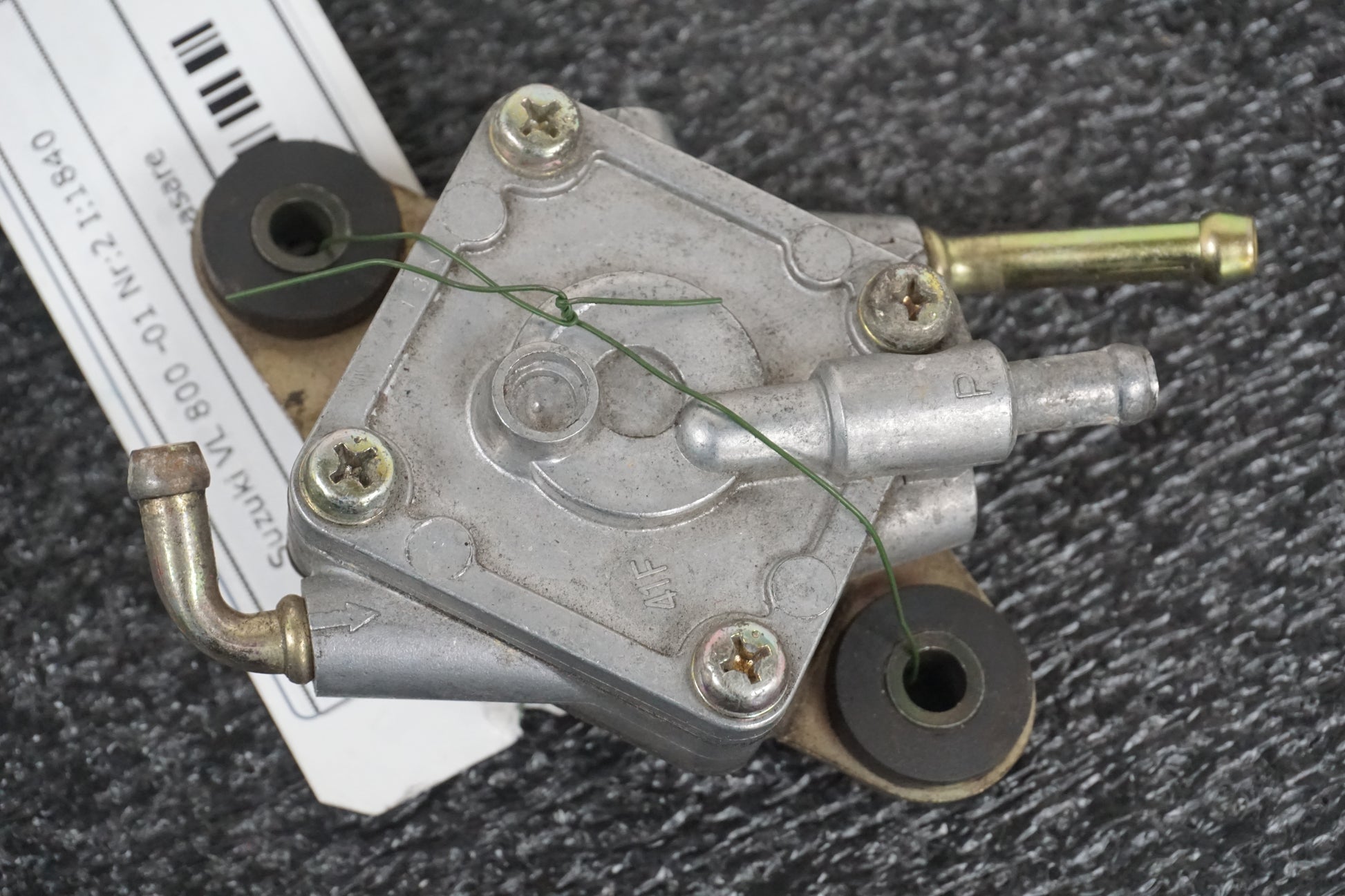 Baksidan på Bensinpump förgasare från en Suzuki VL 800 -2001 motorcykel.