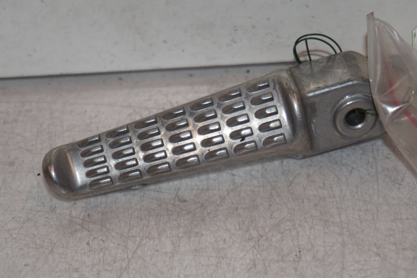 Framsidan på Fotpinne från en Kawasaki Z 1000 -2008 motorcykel.