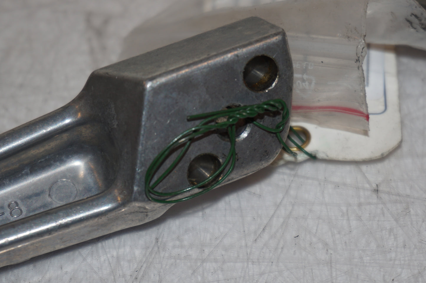 Snett nerifrån på Fotpinne från en Kawasaki Z 1000 -2008 motorcykel.