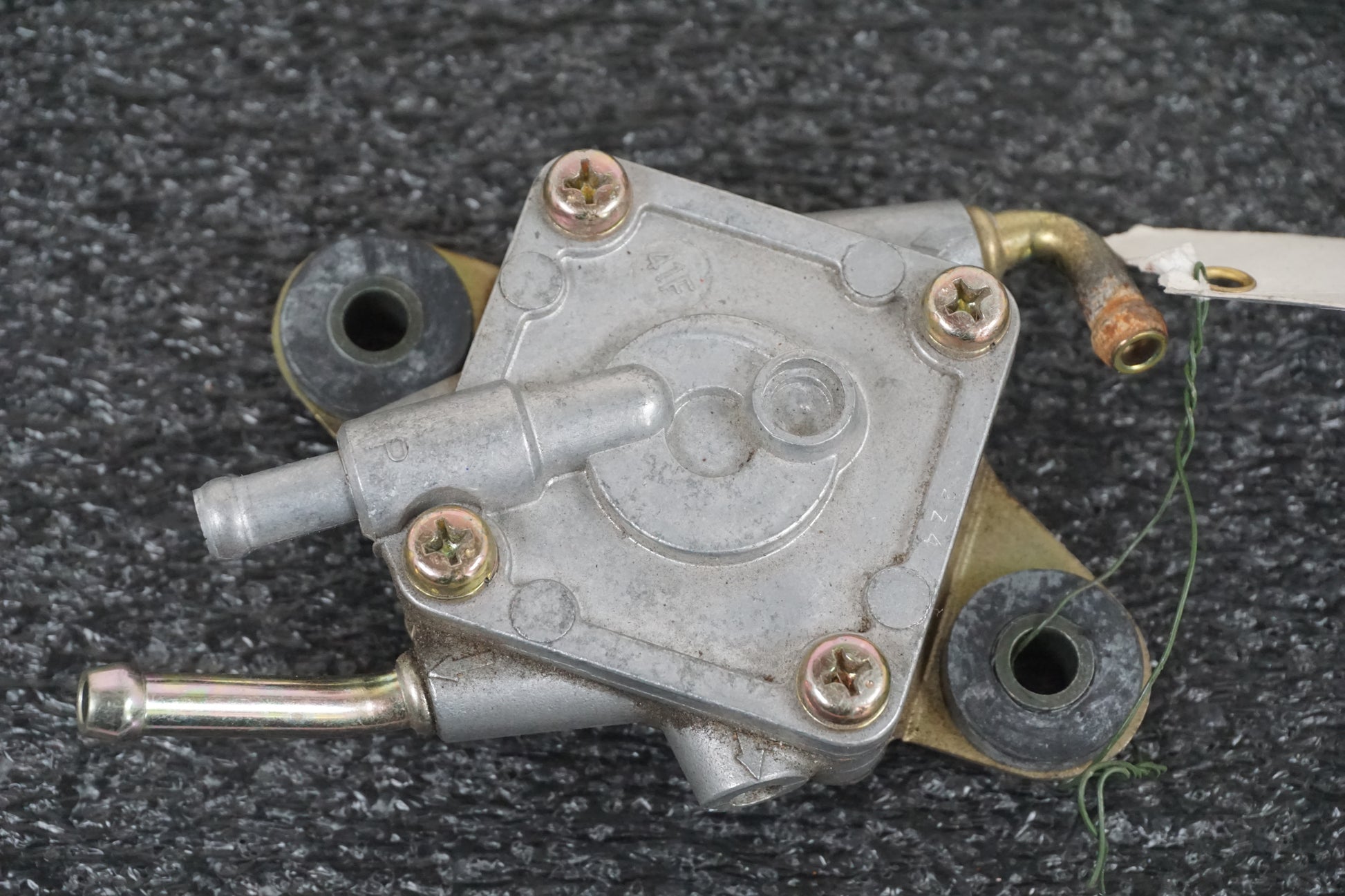 Framsidan på Bensinpump förgasare från en Suzuki VL 800 -2003 motorcykel.