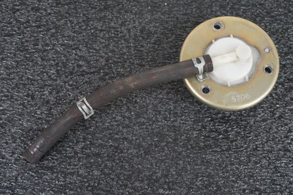 Framsidan på Bensintanksavluftare från en Suzuki VL 1500 -2002 motorcykel.