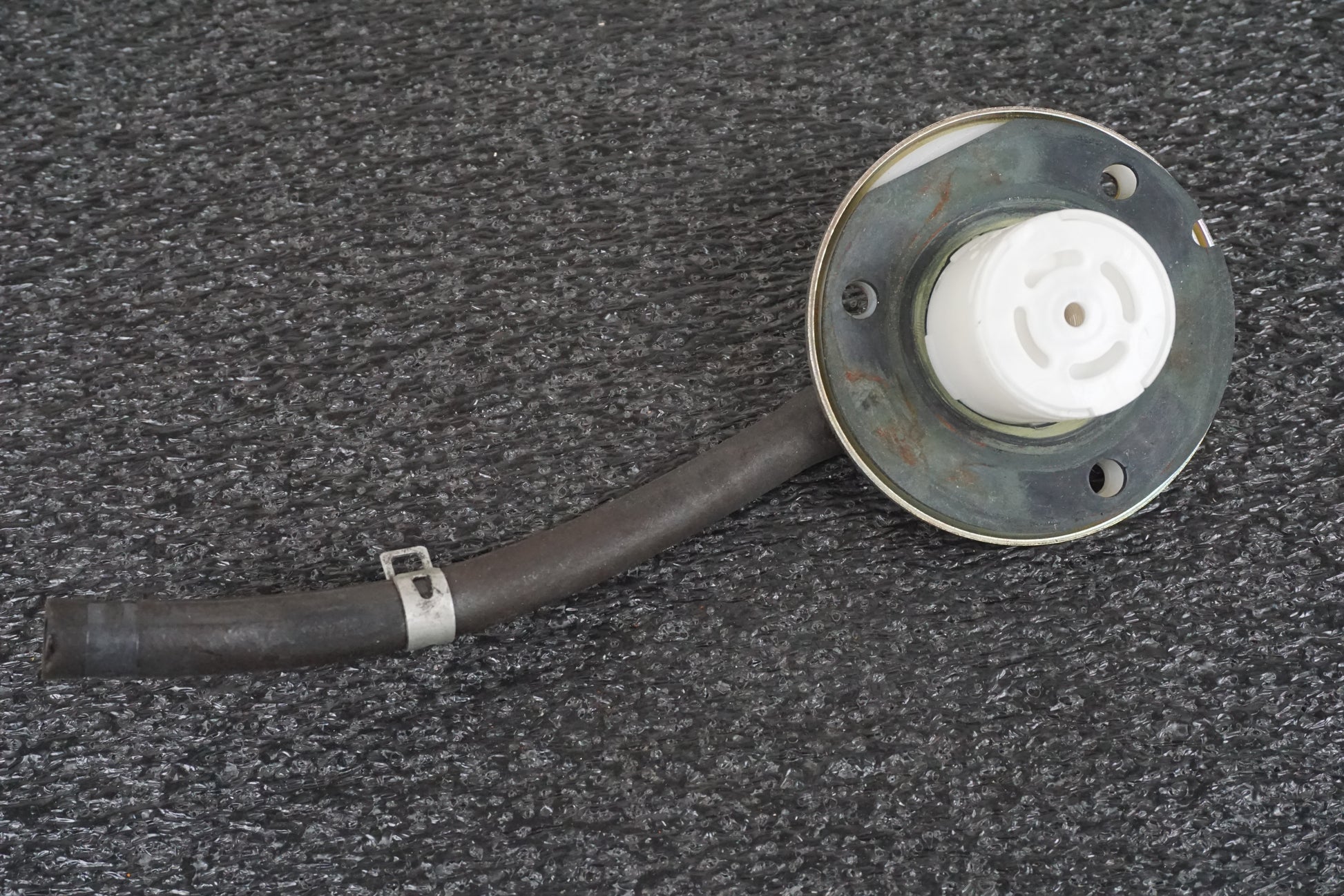 Baksidan på Bensintanksavluftare från en Suzuki VL 1500 -2002 motorcykel.