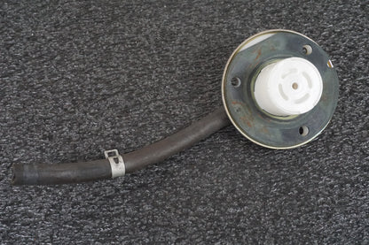 Baksidan på Bensintanksavluftare från en Suzuki VL 1500 -2002 motorcykel.