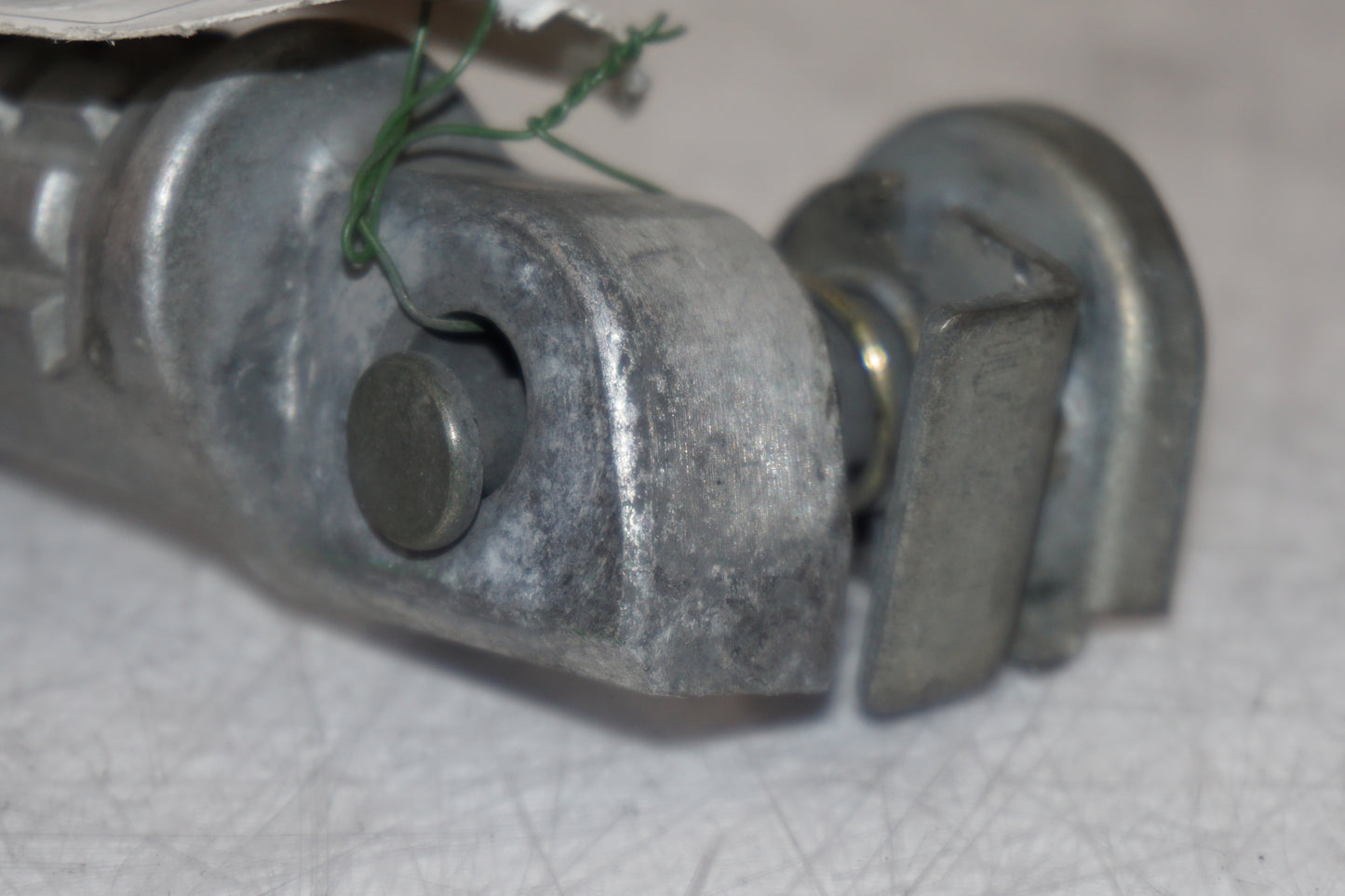 Snett uppifrån på Sidostödsbrytare från en Honda CB 600 Hornet -2000 motorcykel.