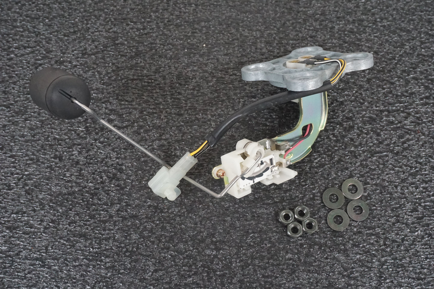 Framsidan på Bensintankgivare från en Suzuki GSF 1200 -2002 motorcykel.