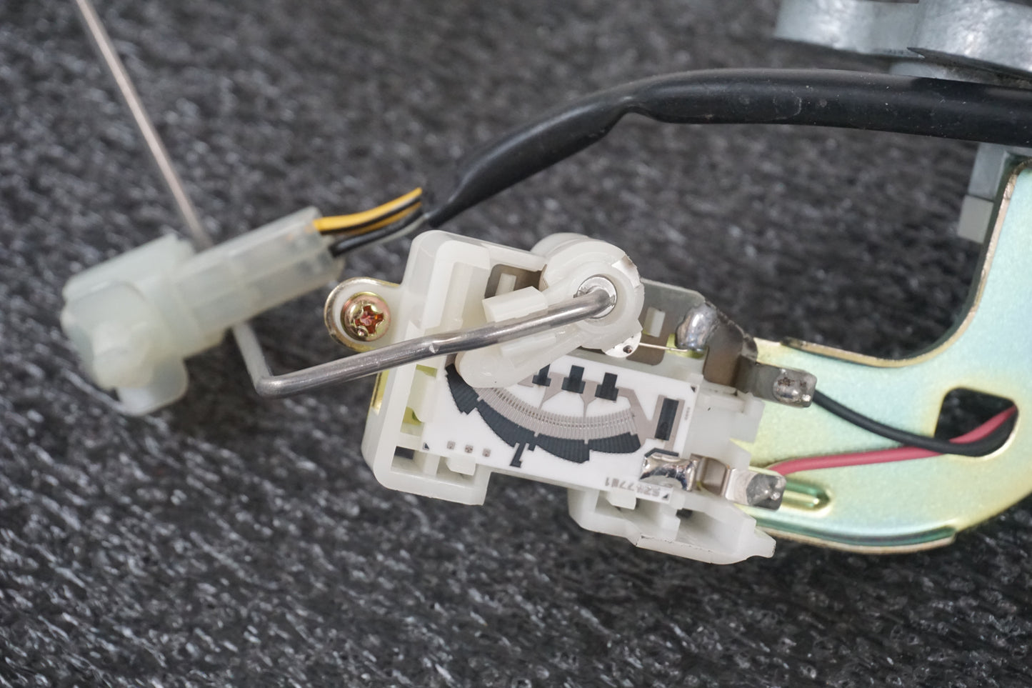 Höger sida på Bensintankgivare från en Suzuki GSF 1200 -2002 motorcykel.