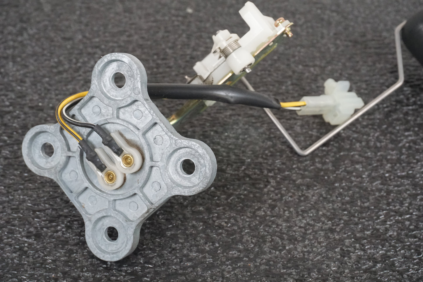 Vänster sida på Bensintankgivare från en Suzuki GSF 1200 -2002 motorcykel.