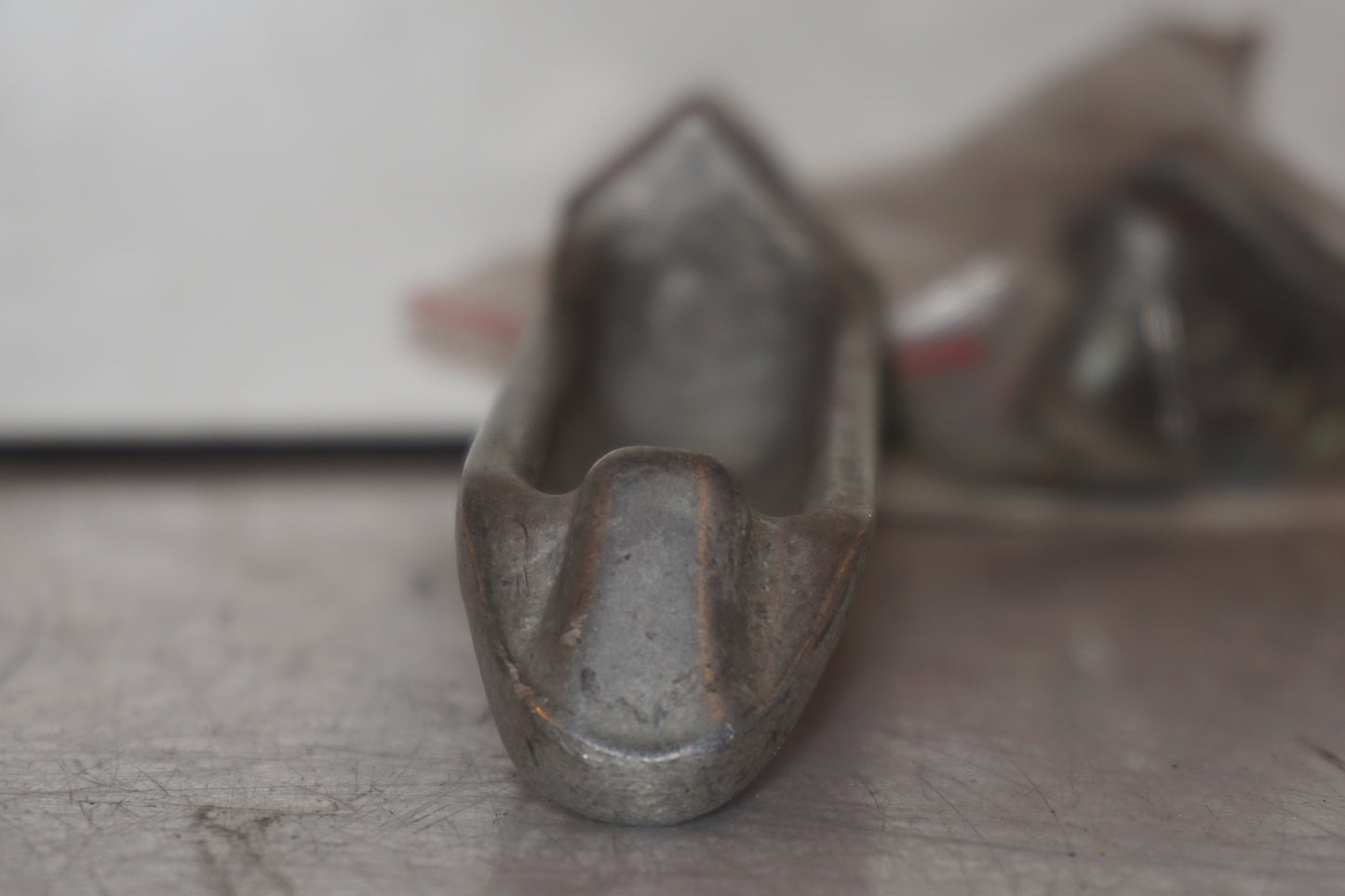 Höger sida på Fotpinne från en Kawasaki ZZR 1100 -1994 motorcykel.