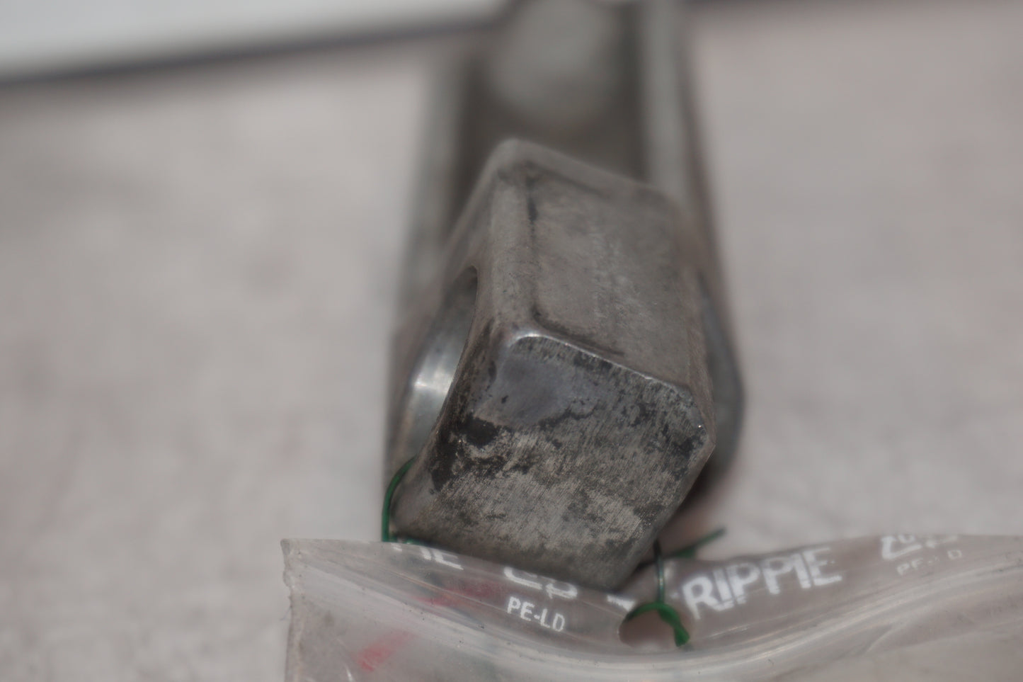 Vänster sida på Fotpinne från en Kawasaki ZZR 1100 -1994 motorcykel.