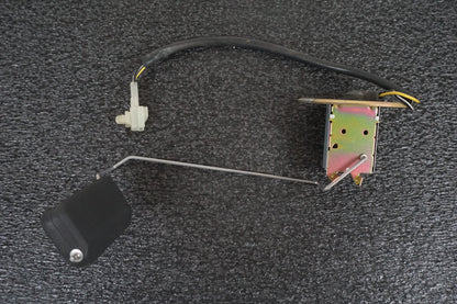 Framsidan på Bensintankgivare från en Suzuki VL 1500 -1998 motorcykel.