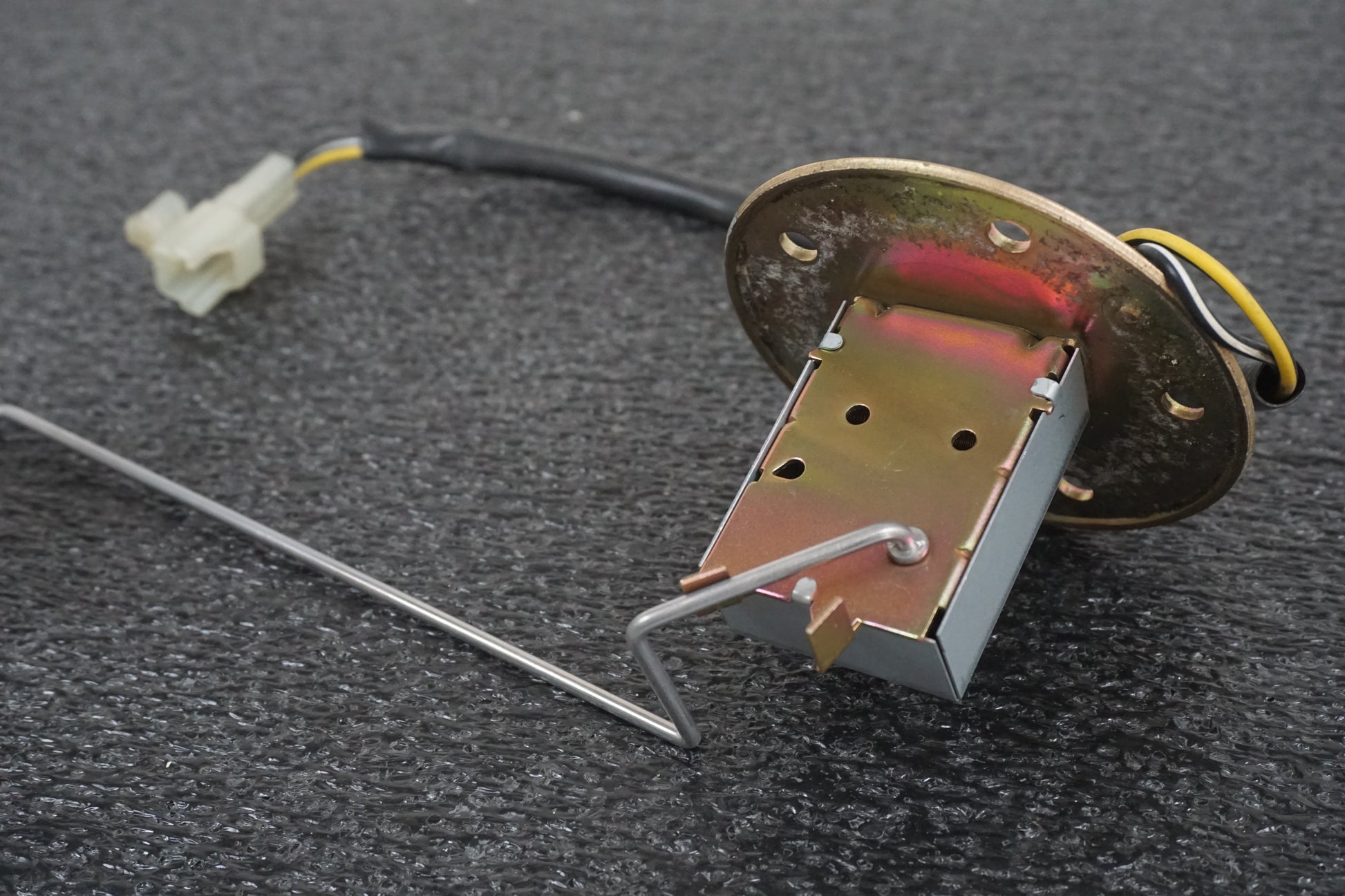 Baksidan på Bensintankgivare från en Suzuki VL 1500 -1998 motorcykel.