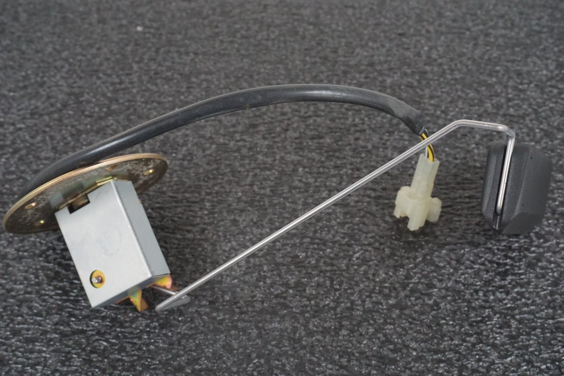 Höger sida på Bensintankgivare från en Suzuki VL 1500 -1998 motorcykel.