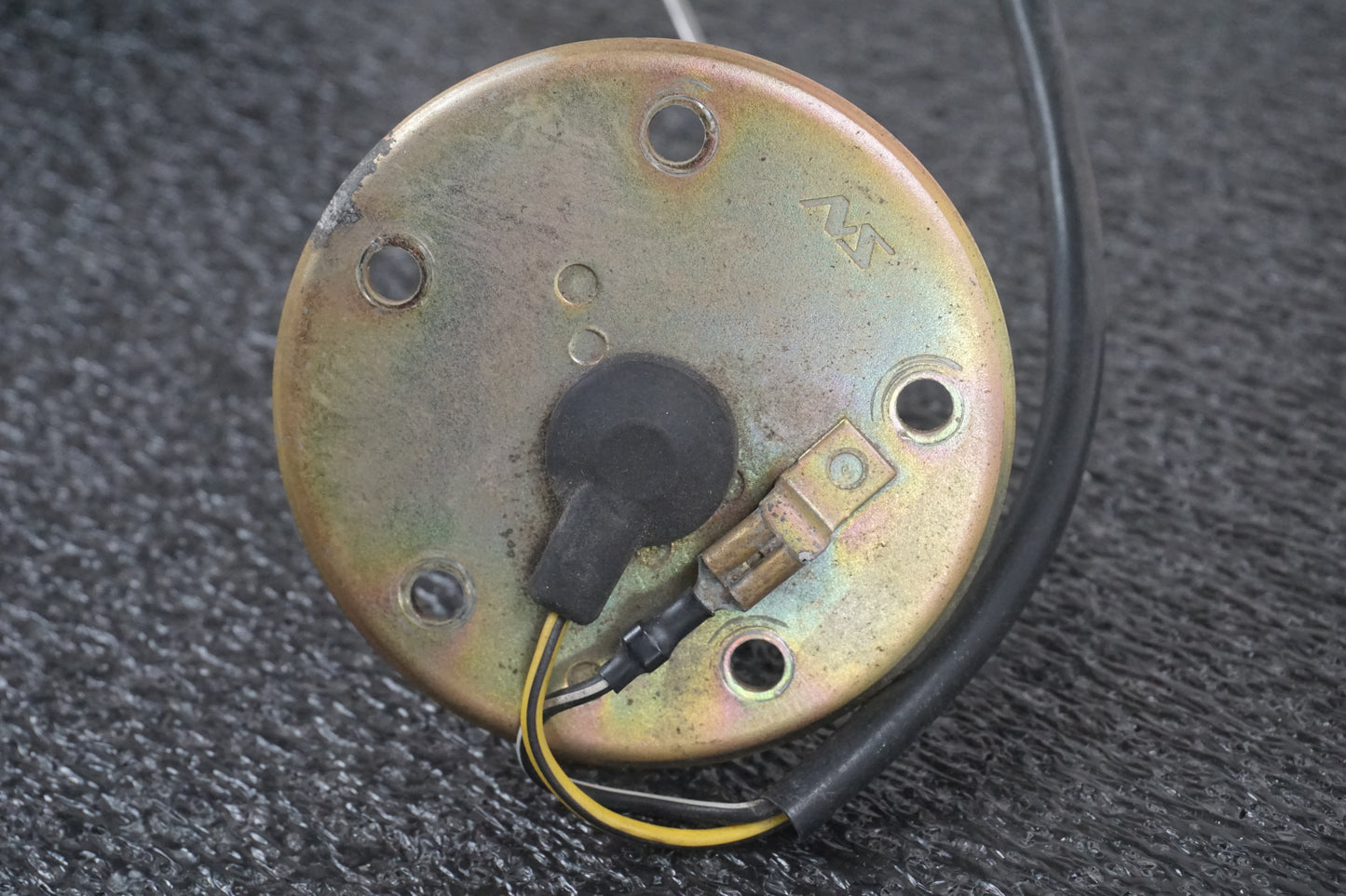 Vänster sida på Bensintankgivare från en Suzuki VL 1500 -1998 motorcykel.