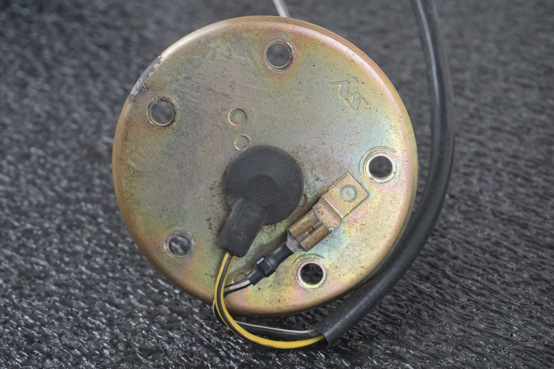 Vänster sida på Bensintankgivare från en Suzuki VL 1500 -1998 motorcykel.